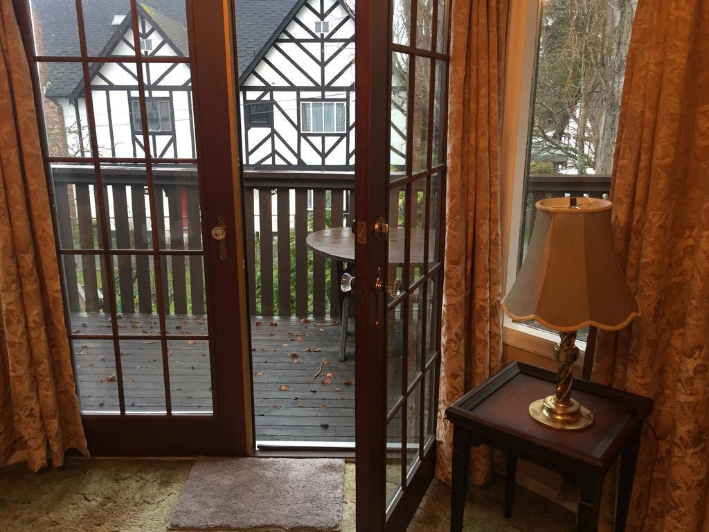 Bed and Breakfast Hemingway'S By The Sea Esquimalt Zewnętrze zdjęcie