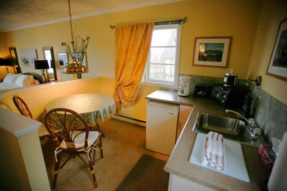 Bed and Breakfast Hemingway'S By The Sea Esquimalt Zewnętrze zdjęcie
