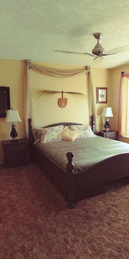Bed and Breakfast Hemingway'S By The Sea Esquimalt Zewnętrze zdjęcie